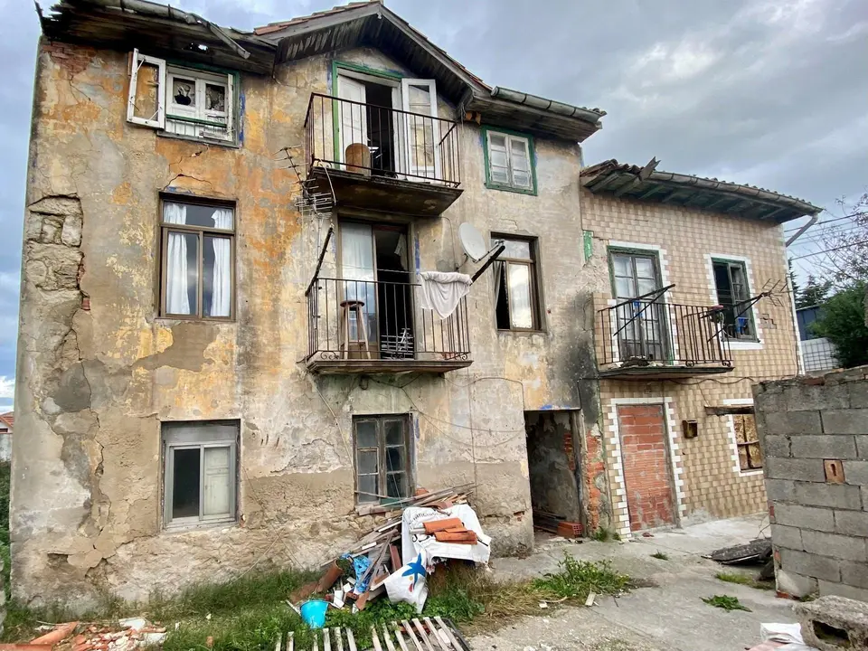 Edificio en ruinas en la calle Foramontanos