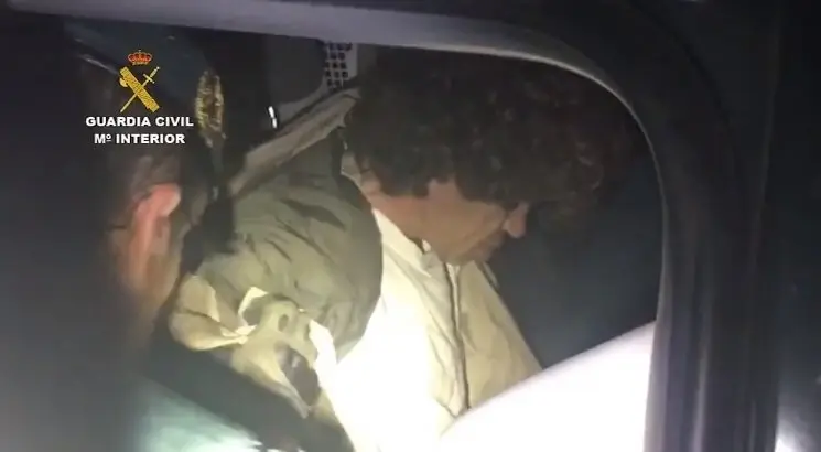 Agentes de la Guardia Civil detienen a Luciano Jos&eacute; Sim&oacute;n G&oacute;mez, el hombre conocido como el 'Rambo de Cantabria' que se atrincher&oacute; en su casa en la localidad de Turieno y dispar&oacute; contra los efectivos de la Guardia Civil antes de darse a la fuga