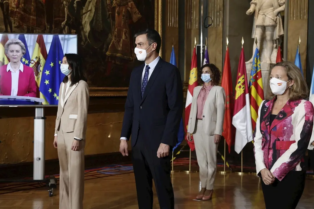 El presidente del Gobierno, Pedro S&aacute;nchez (c) junto a la presidenta del Senado Pilar Llop, (i) la vicepresidenta de Asuntos Econ&oacute;micos, Nadia Calvi&ntilde;o (d) y la ministra de Hacienda, Mar&iacute;a Jes&uacute;s Montero (2d) mientras en la pantalla se conecta la presidenta 