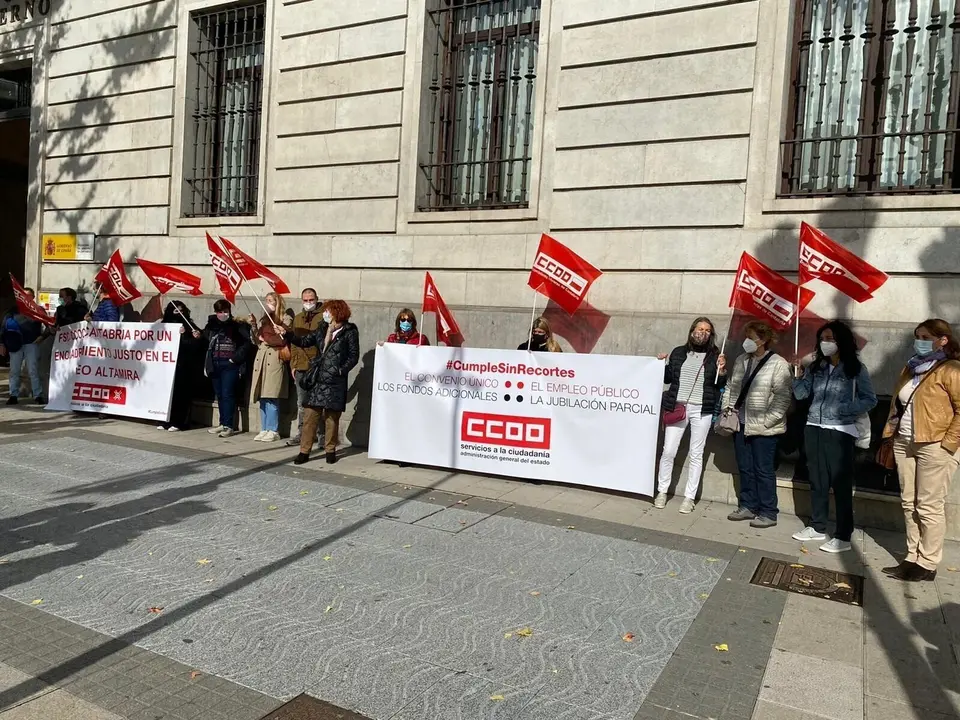 Cncentraci&oacute;n CCOO ante DElegaci&oacute;n del Gobierno por encuadramiento gu&iacute;as Altamira