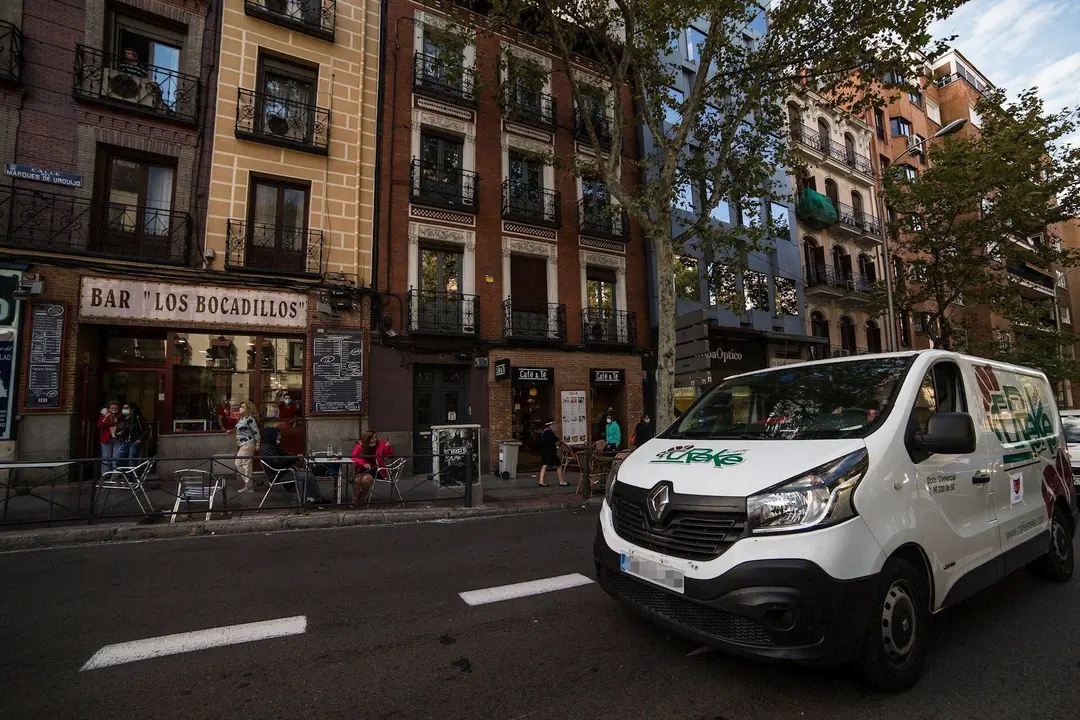 Una furgoneta participa en una caravana reivindicativa organizada por Hosteler&iacute;a de Espa&ntilde;a, junto con Hosteler&iacute;a de Madrid y la Asociaci&oacute;n Madrile&ntilde;a de Empresas de Restauraci&oacute;n (AMER), en Madrid (Espa&ntilde;a), a 29 de septiembre de 2020. El objetivo de la movi