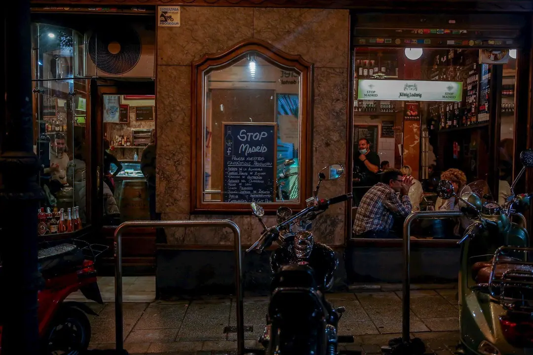 Comensales disfrutan en un establecimiento abierto de Chueca, un d&iacute;a antes del fin del estado de alarma, en Madrid (Espa&ntilde;a), a 23 de octubre de 2020.
