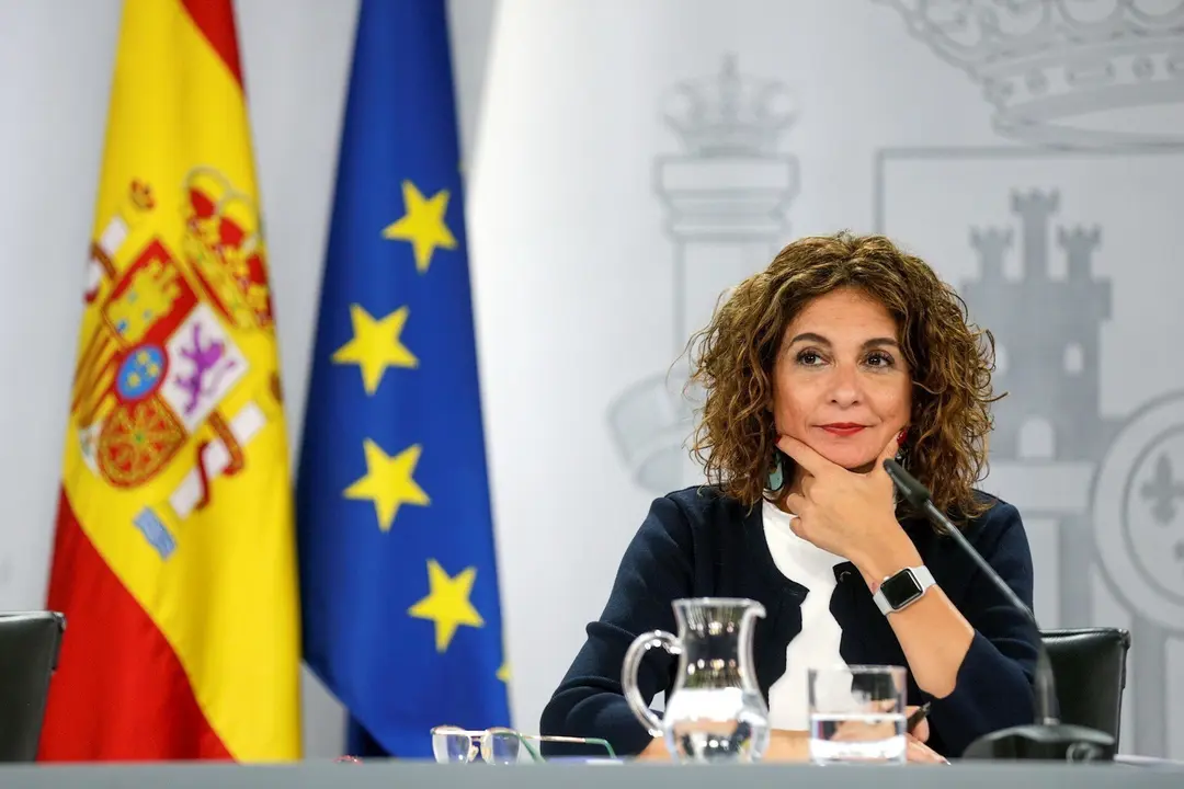 La ministra portavoz y de Hacienda, Mar&iacute;a Jes&uacute;s Montero, comparece en rueda de prensa tras el Consejo de Ministros celebrado en Moncloa, Madrid (Espa&ntilde;a), a 13 de octubre de 2020.
