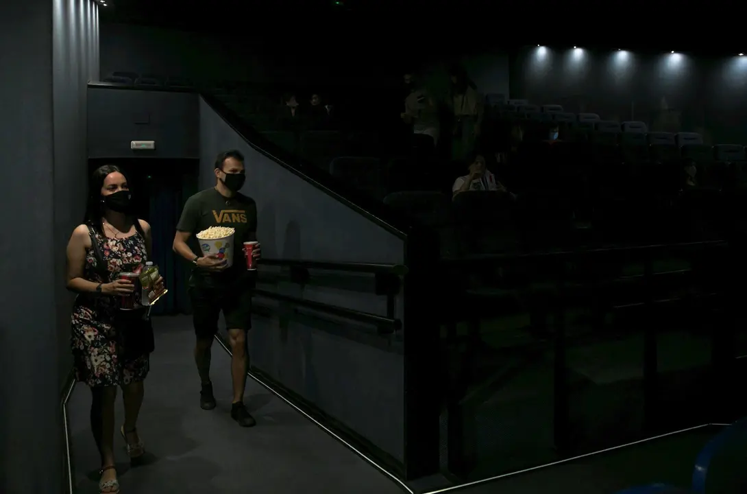 Una pareja entra en una sala de cine durante el primer fin de semana con estrenos en las pantallas tras la supresi&oacute;n del Estado de Alarma.