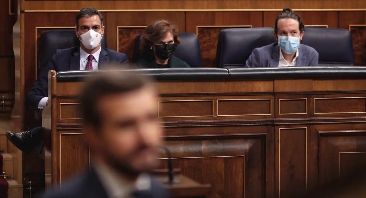 El presidente del Gobierno, Pedro S&aacute;nchez, durante la intervenci&oacute;n del presidente del PP, Pablo Casado, en la segunda sesi&oacute;n del pleno en el que se debate la moci&oacute;n de censura planteada por Vox, en el Congreso. Madrid (Espa&ntilde;a), a 22 de octubre de 2020.