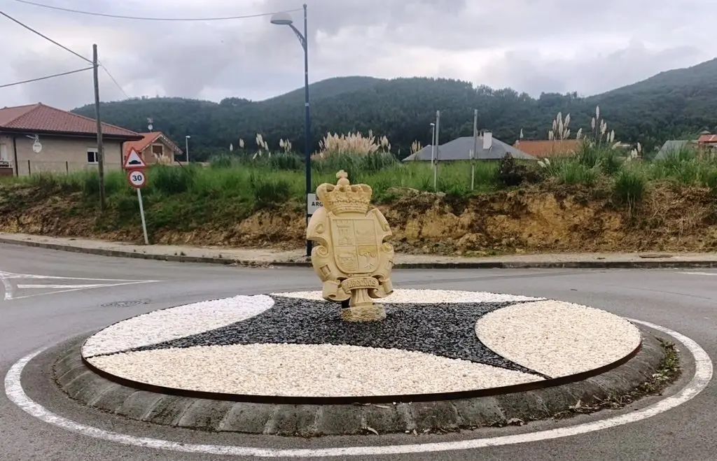 Ecultura del escudo en la rotonda de El Gromo