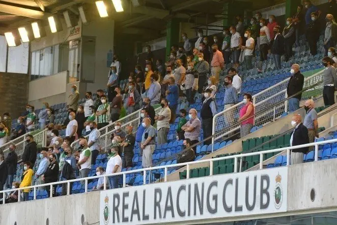 P&uacute;blico con mascarilla en los Campos de Sport del Sardinero