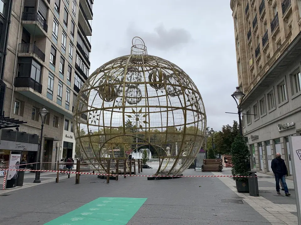 Instalaci&oacute;n de la gran bola de Navidad en la calle Santiago de Valladolid.