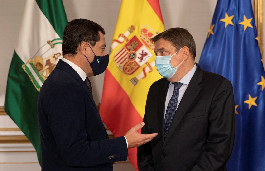 El presidente de la Junta de Andalucía, Juanma Moreno, y el ministro de Agricultura, Pesca y Alimentación, Luis Planas, reunidos este jueves en Sevilla. 