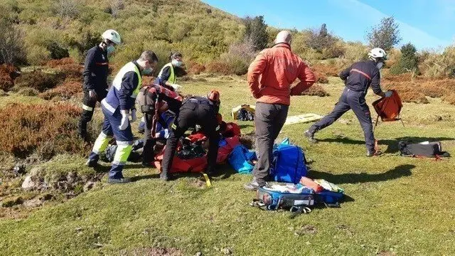 Los Bomberos de Reinosa y personal del 061 atienden al senderista herido