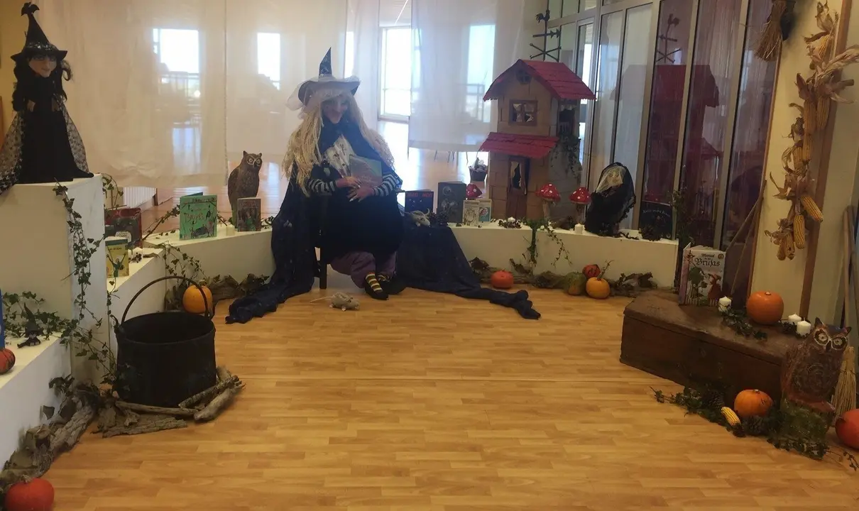 Biblioteca de Suances decorada de Halloween