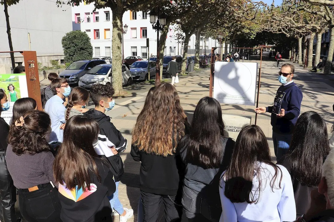 Alumnos visitan la exposici&oacute;n sobre la baja visi&oacute;n