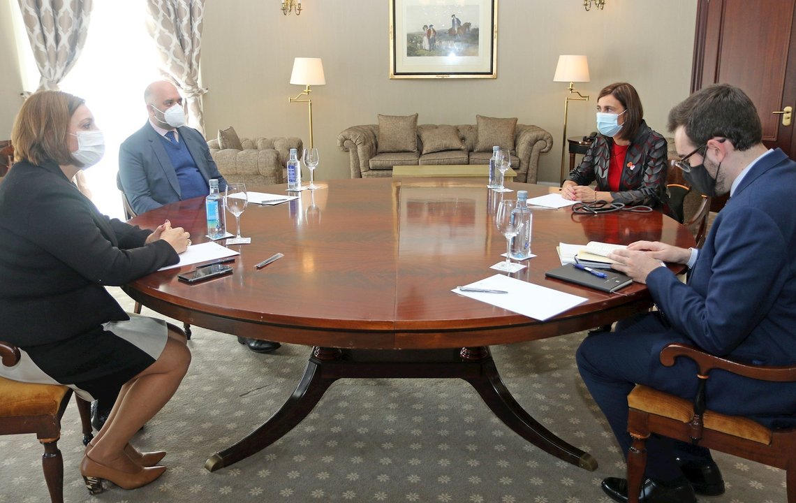 La consejera de Exterior de Cantabria, Paula Fernández, se reúne con el embajador de Emiratos Árabes en España, Majid Al-Suwaidi