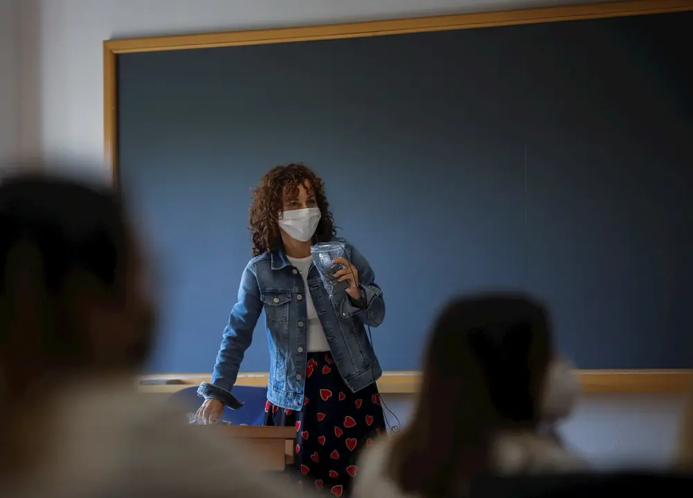 Una profesora imparte clase de manera presencial en la facultad de Comunicaci&oacute;n de la Universidad de Sevilla