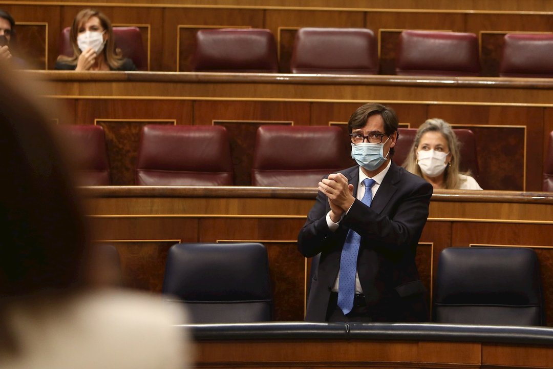 El ministro de Sanidad, Salvador Illa, aplaude durante una sesión plenaria en la que, tras la petición del Gobierno, el Pleno ha aprobado la prórroga hasta el 9 de mayo de 2021 del estado de alarma decretado por el Covid-19, en Madrid a 29 de octubre