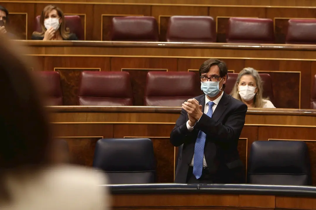 El ministro de Sanidad, Salvador Illa, aplaude durante una sesi&oacute;n plenaria en la que, tras la petici&oacute;n del Gobierno, el Pleno ha aprobado la pr&oacute;rroga hasta el 9 de mayo de 2021 del estado de alarma decretado por el Covid-19, en Madrid a 29 de octubre