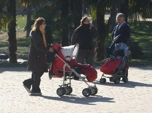 Imagen de una madre con una sillita de beb&eacute;