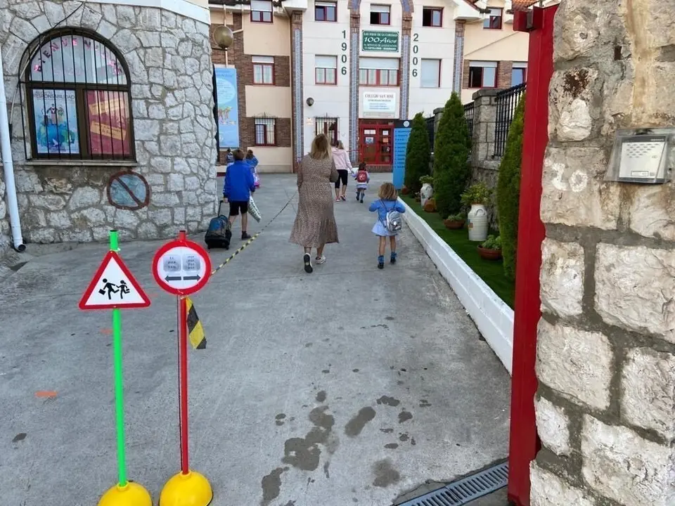 Entrada escalonada y se&ntilde;alizada en un colegio