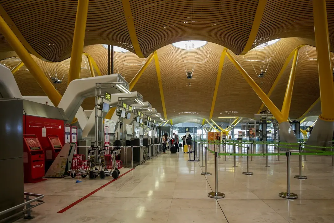 Interior del Aeropuerto de Madrid-Barajas Adolfo el d&iacute;a en el que se estrena el triple control sanitario de seguridad contra el Covid-19 que consiste en especificar si se ha pasado la enfermedad y en qu&eacute; condiciones; seguido de un control de temperatura y