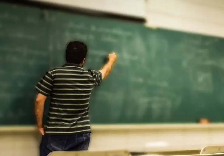 Profesor en un aula.