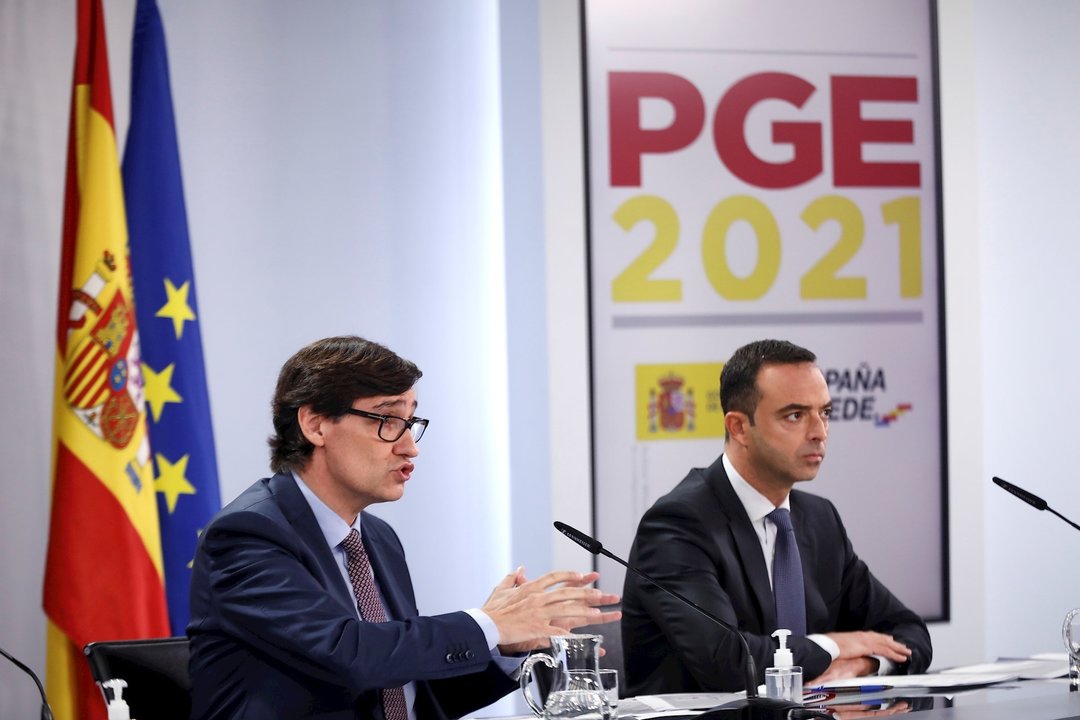 El ministro de Sanidad, Salvador Illa (i) comparece en rueda de prensa para detallar el proyecto de PGE 2021 correspondientes a Sanidad, en Moncloa, Madrid (España), a 30 de octubre de 2020.