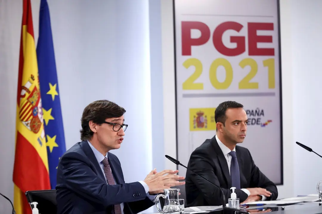 El ministro de Sanidad, Salvador Illa (i) comparece en rueda de prensa para detallar el proyecto de PGE 2021 correspondientes a Sanidad, en Moncloa, Madrid (Espa&ntilde;a), a 30 de octubre de 2020.