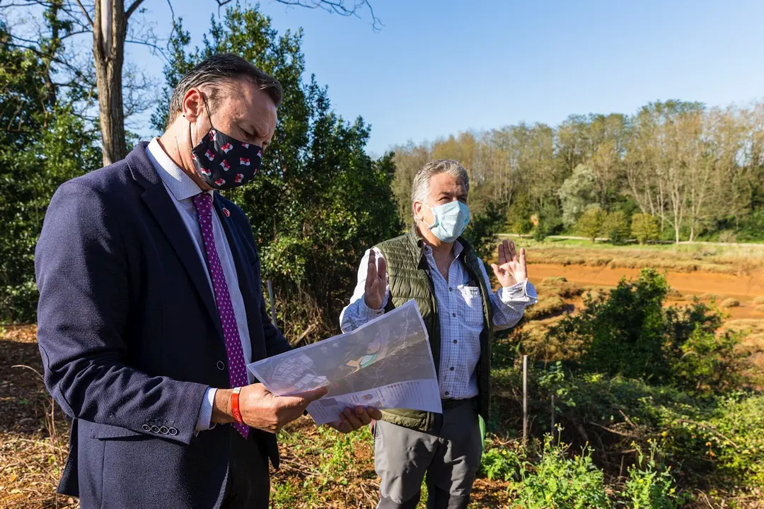 Visita del consejero de Medio Ambiente Guillermo Blanco, al proyecto Anillo Verde Bah&iacute;a de Santander
