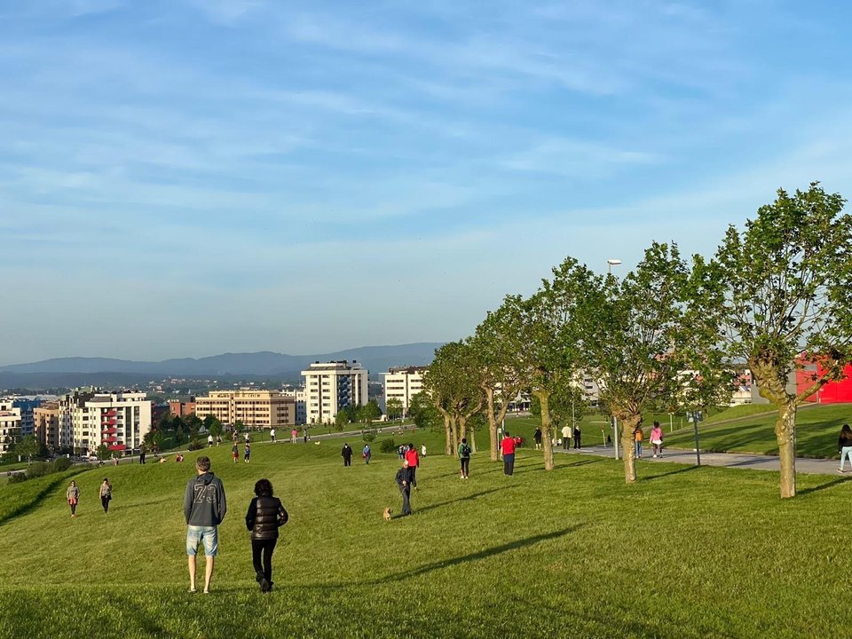 Gente paseando y haciendo deporte en Oviedo