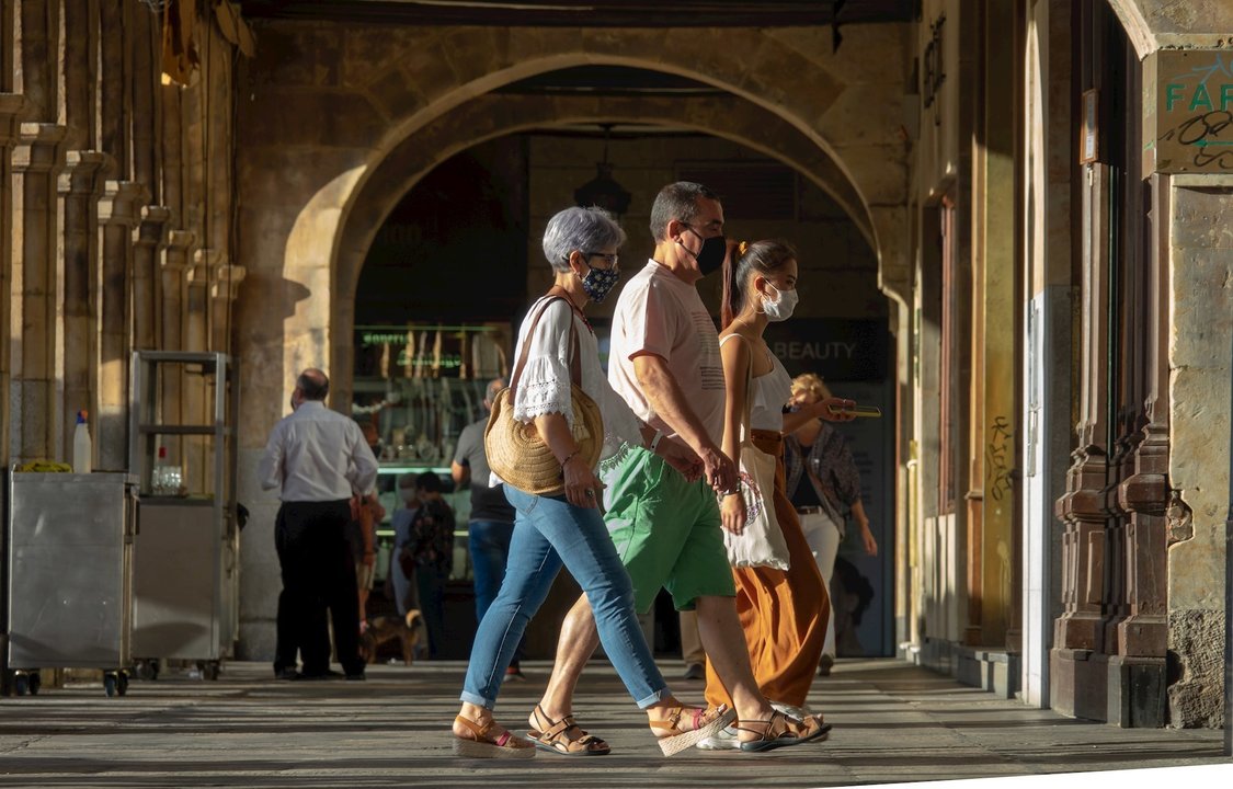 Turistas con mascarilla en la Plaza Mayor de la ciudad de Salamanca  