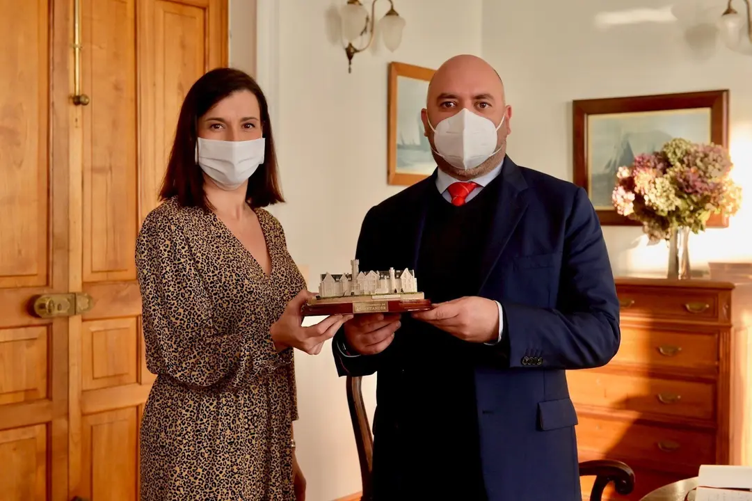 La alcaldesa de Santander, Gema Igual, con el embajador en Espa&ntilde;a de Emiratos &Aacute;rabes, Majid Al Suwaidi