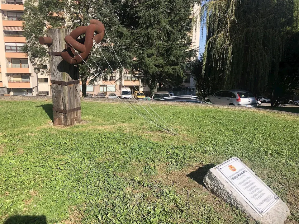 Nueva placa en el monumerto en recuerdo a Miguel Hern&aacute;ndez en Astillero