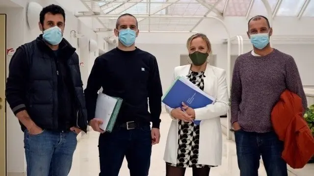 Isabel Urrutia con representantes de Servicios de Prevenci&oacute;n, Extinci&oacute;n de Incendios y Salvamento