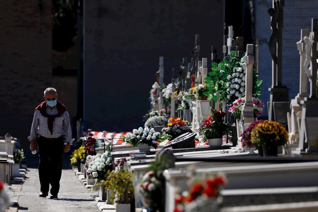 Un hombre pasea con una mascarilla en un cementerio de Murcia durante la segunda ola