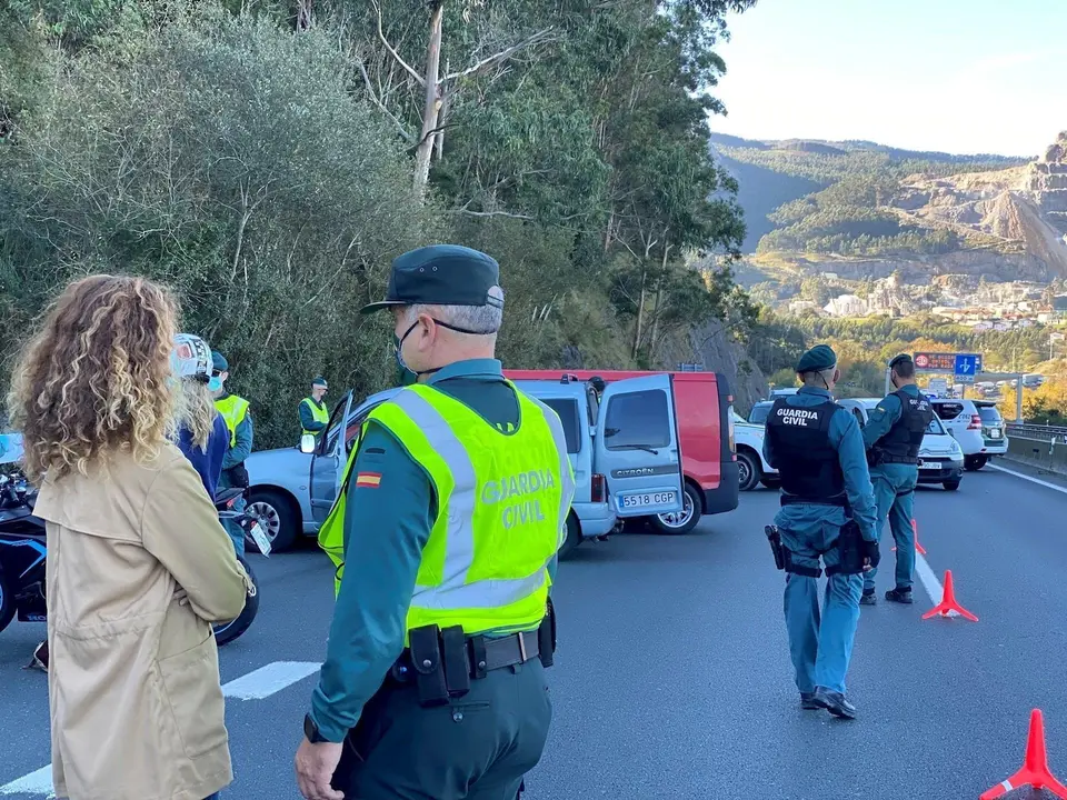 La delegada del Gobierno visita los controles de la Guardia Civil