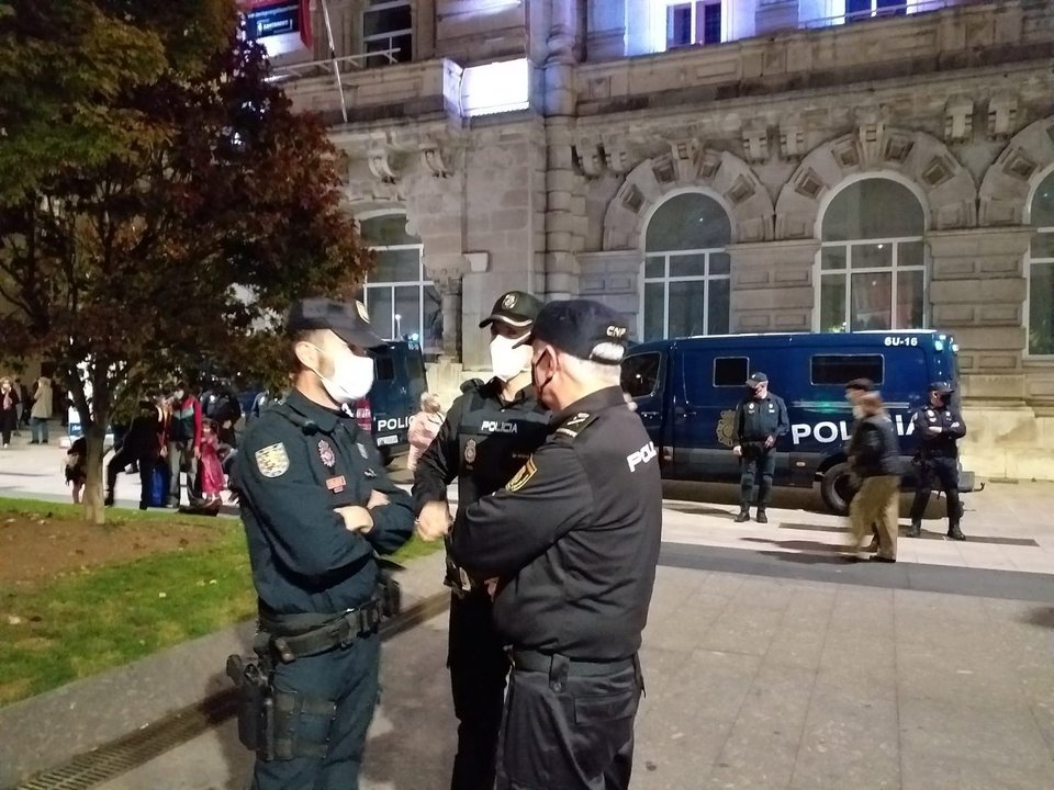 El Jefe Superior de Policia Nacional de Cantabria supervisa el dispositivo de Santander junto al Jefe de la UIP de Bilbao y el Coordinador de Servicio de la Policia Nacional