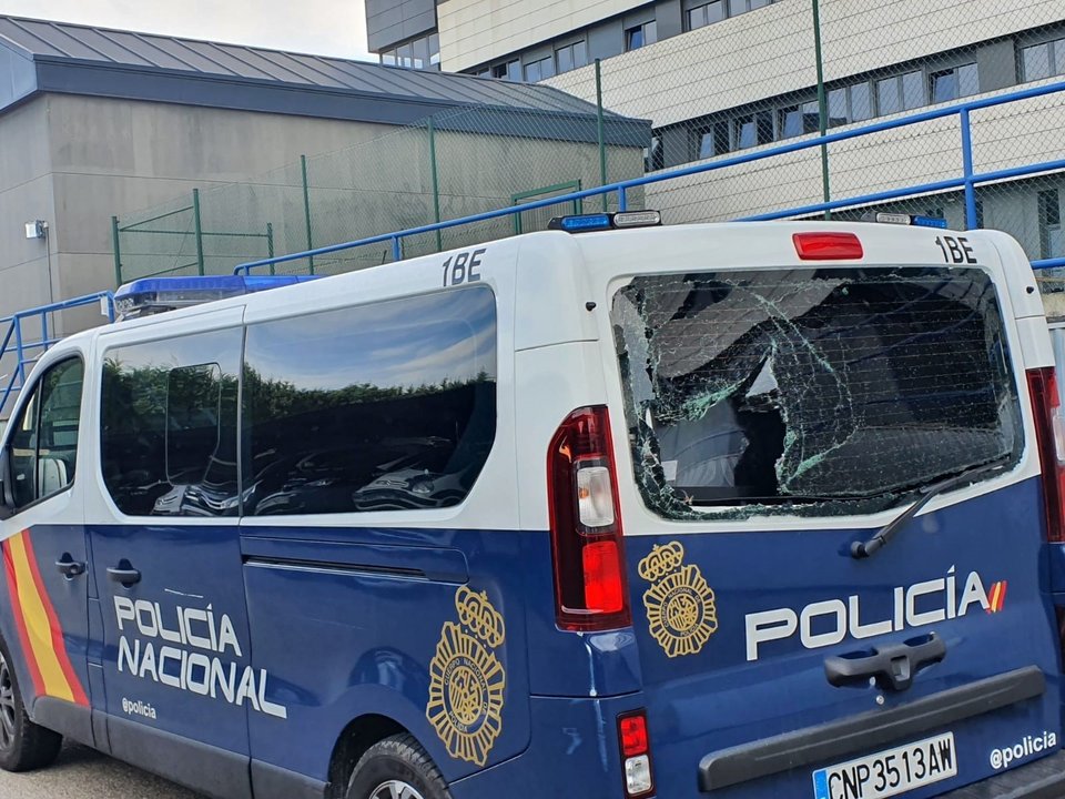 Vehículo policial dañado durante los disturbios