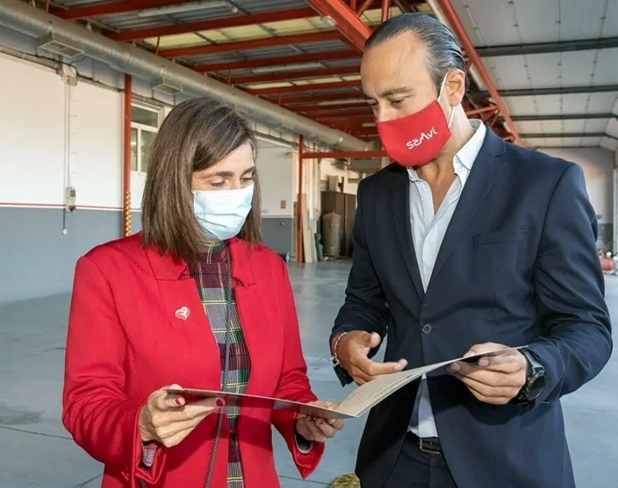 Firma de contrato marco entre la consejera de Presidencia y el alcalde de Torrelavega