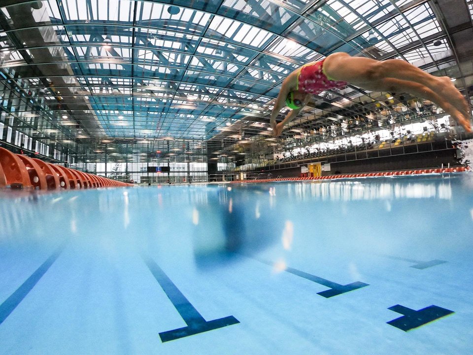 Un nadador federado salta a la piscina en la que entrena
