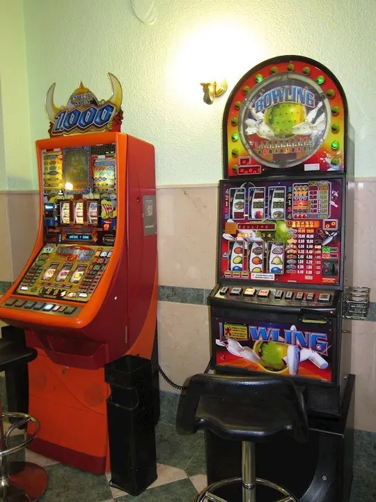 M&aacute;quinas Tragaperras En Un Sal&oacute;n De Juegos.