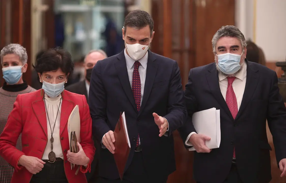 (I-D) La ministra de Educaci&oacute;n y FP, Isabel Cela&aacute;; el presidente del Gobierno, Pedro S&aacute;nchez; y el ministro de Cultura y Deportes, Jos&eacute; Manuel Rodr&iacute;guez Uribes