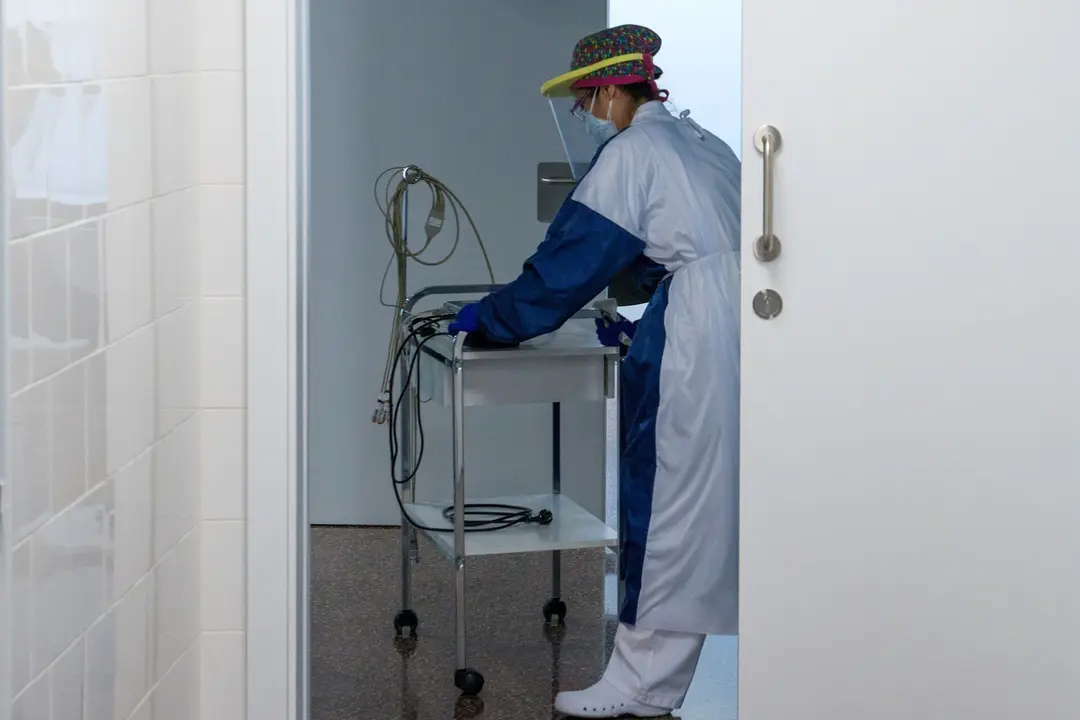 Una trabajadora sanitaria traslada un electrocardiograma por las instalaciones del CAP Masdevall el d&iacute;a en el que comienza la campa&ntilde;a de vacunaci&oacute;n antigripal en la regi&oacute;n, en Figueres, Girona (Catalunya), a 16 de octubre de 2020.