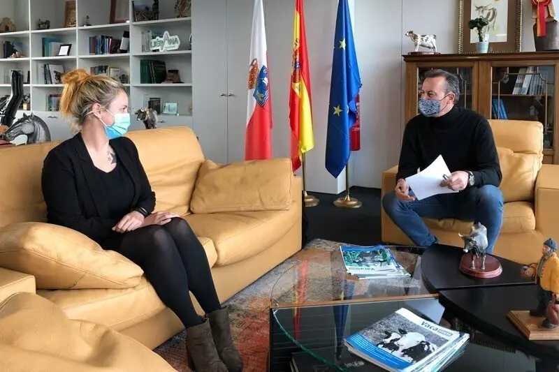 El consejero de Desarrollo Rural, Ganader&iacute;a, Pesca, Alimentaci&oacute;n y Medio Ambiente de Cantabria, Guillermo Blanco, con la alcaldesa del Valle de Villaverde, Esther G&oacute;mez