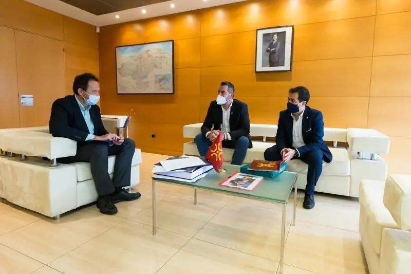 9:30 horas. Despacho del consejero de Obras P&uacute;blicas, Ordenaci&oacute;n del Territorio y Urbanismo. El consejero de Obras P&uacute;blicas, Ordenaci&oacute;n del Territorio y Urbanismo, Jos&eacute; Luis Gochicoa, se re&uacute;ne con el alcalde de Santo&ntilde;a, Sergio Abascal. 3 de noviembre de 2020 &copy; Ra&uacute;l Lucio