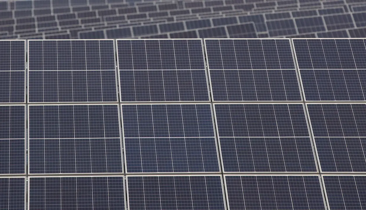 Paneles solares de la planta And&eacute;valo de Iberdrola, primer proyecto fotovoltaico de la compa&ntilde;&iacute;a en Andaluc&iacute;a. En Puebla de Guzm&aacute;n (Huelva, Andaluc&iacute;a, Espa&ntilde;a), a 30 de septiembre de 2020.