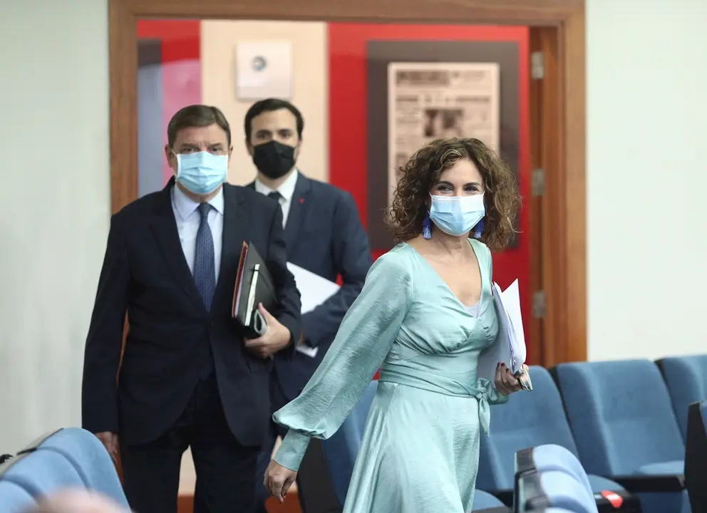 La ministra portavoz y de Hacienda, Mar&iacute;a Jes&uacute;s Montero, el ministro de Consumo, Alberto Garz&oacute;n, y el ministro de Agricultura, Pesca y Alimentaci&oacute;n, Luis Planas, llegan a la rueda de prensa posterior al Consejo de Ministros en Moncloa, Madrid (Espa&ntilde;a), a 