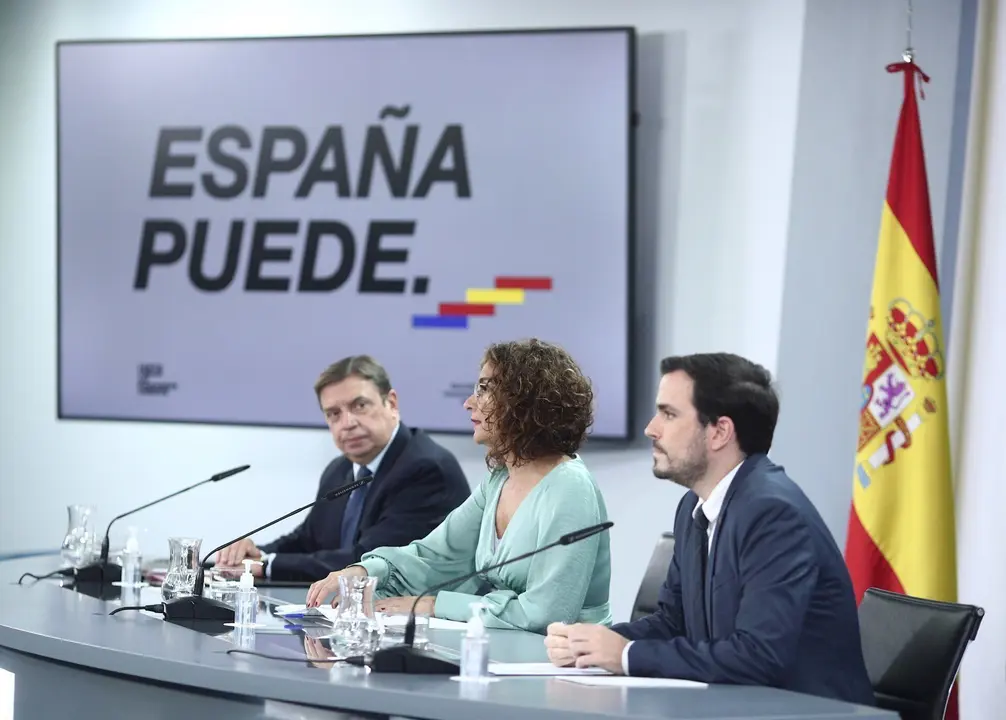 La ministra portavoz y de Hacienda, Mar&iacute;a Jes&uacute;s Montero, el ministro de Consumo, Alberto Garz&oacute;n, y el ministro de Agricultura, Pesca y Alimentaci&oacute;n, Luis Planas, comparecen en rueda de prensa posterior al Consejo de Ministros en Moncloa, Madrid (Espa&ntilde;a), 