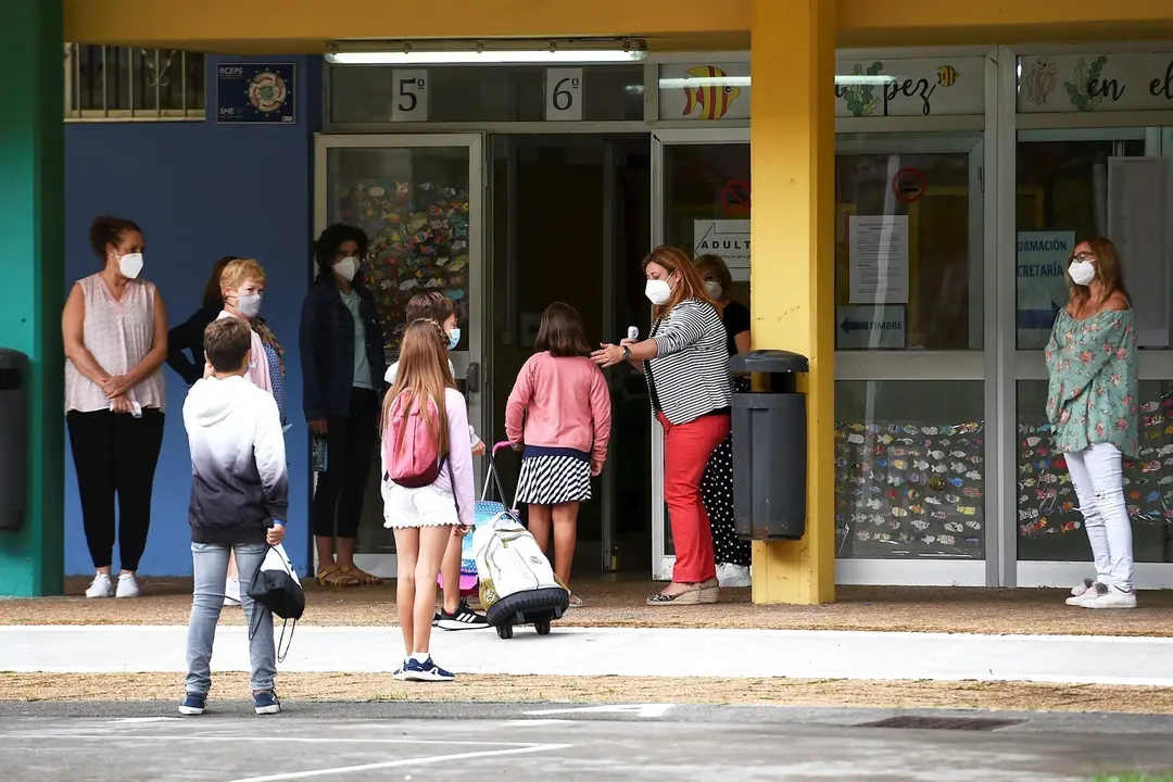 Alumnos entrando a un colegio de Cantabria. Archivo