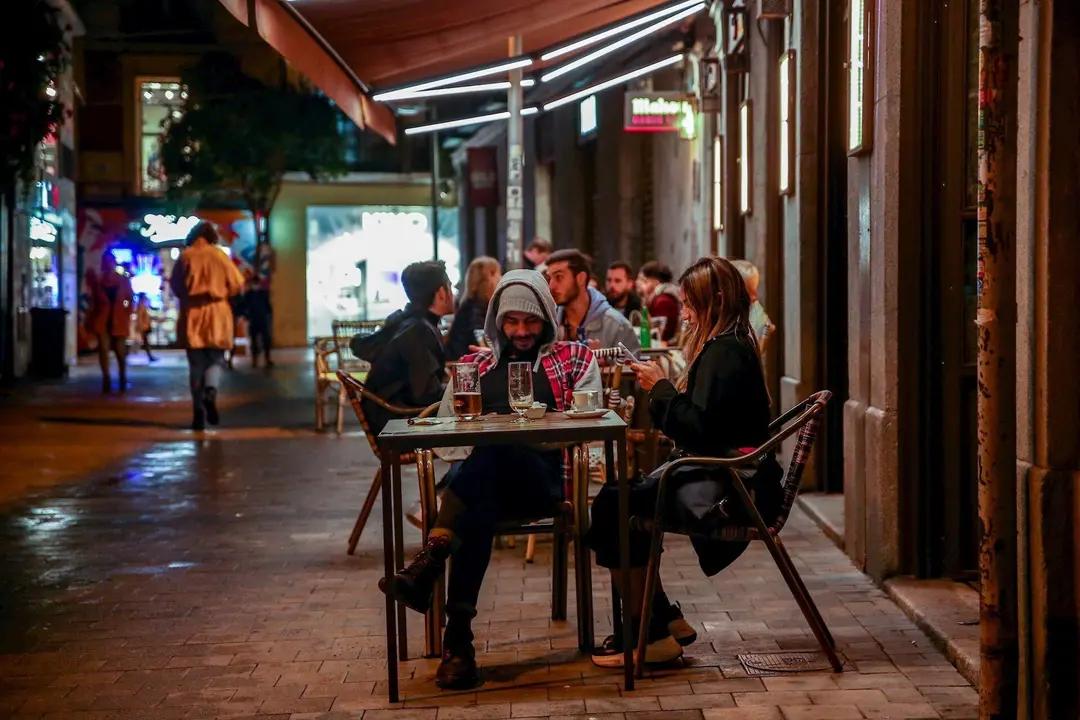 Ambiente en una terraza de un establecimiento de Chueca, un d&iacute;a antes del fin del estado de alarma, en Madrid (Espa&ntilde;a), a 23 de octubre de 2020.