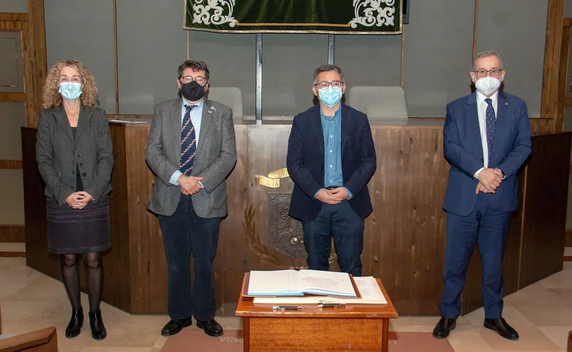 De izquierda a derecha, Sonia Castanedo (secretaria general), Javier Le&oacute;n (vicerrector saliente), Luigi dell&rsquo;Olio (vicerrector entrante) y &Aacute;ngel Pazos (rector).