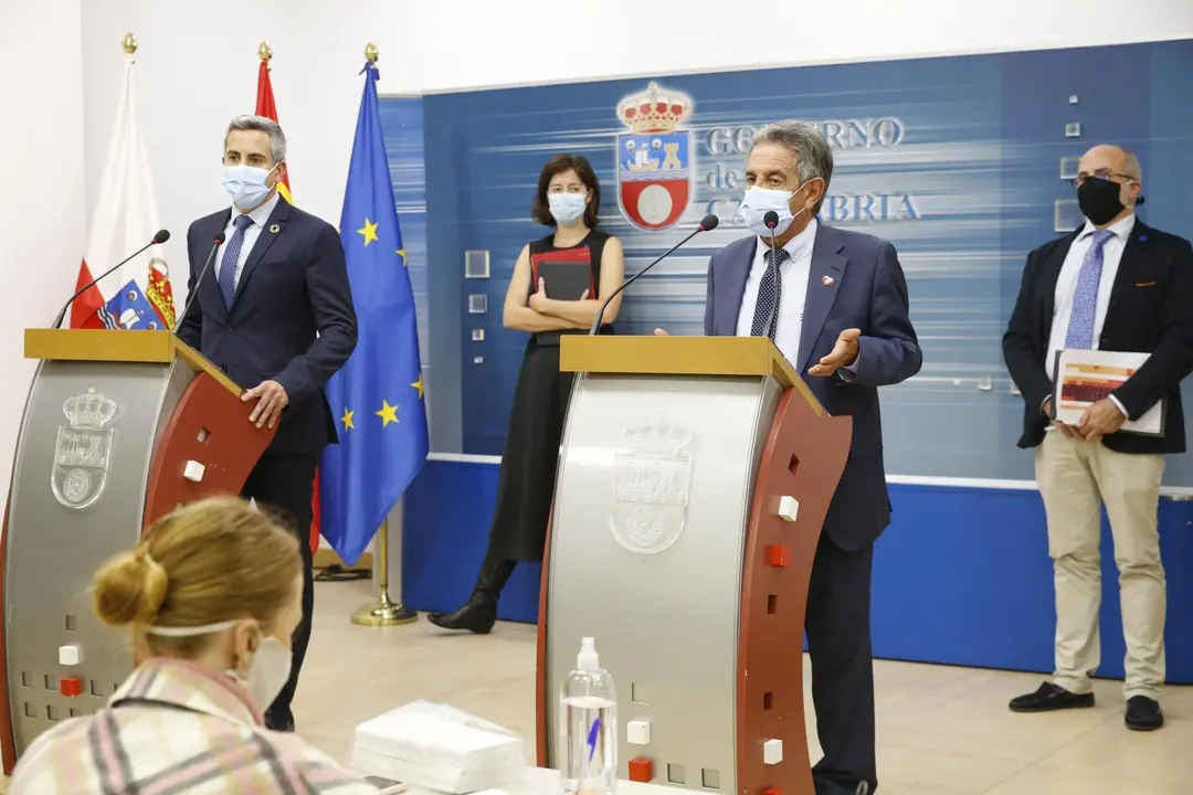 El presidente de Cantabria, Miguel &Aacute;ngel Revilla; acompa&ntilde;ado por el vicepresidente, Pablo Zuloaga; el consejero de Sanidad, Miguel Rodr&iacute;guez, y la directora general de Salud P&uacute;blica, Paloma Navas, informa en rueda de prensa sobre la situaci&oacute;n epidemiol&oacute;gica de la COVID-19 en Cantabria.
4 NOV 20